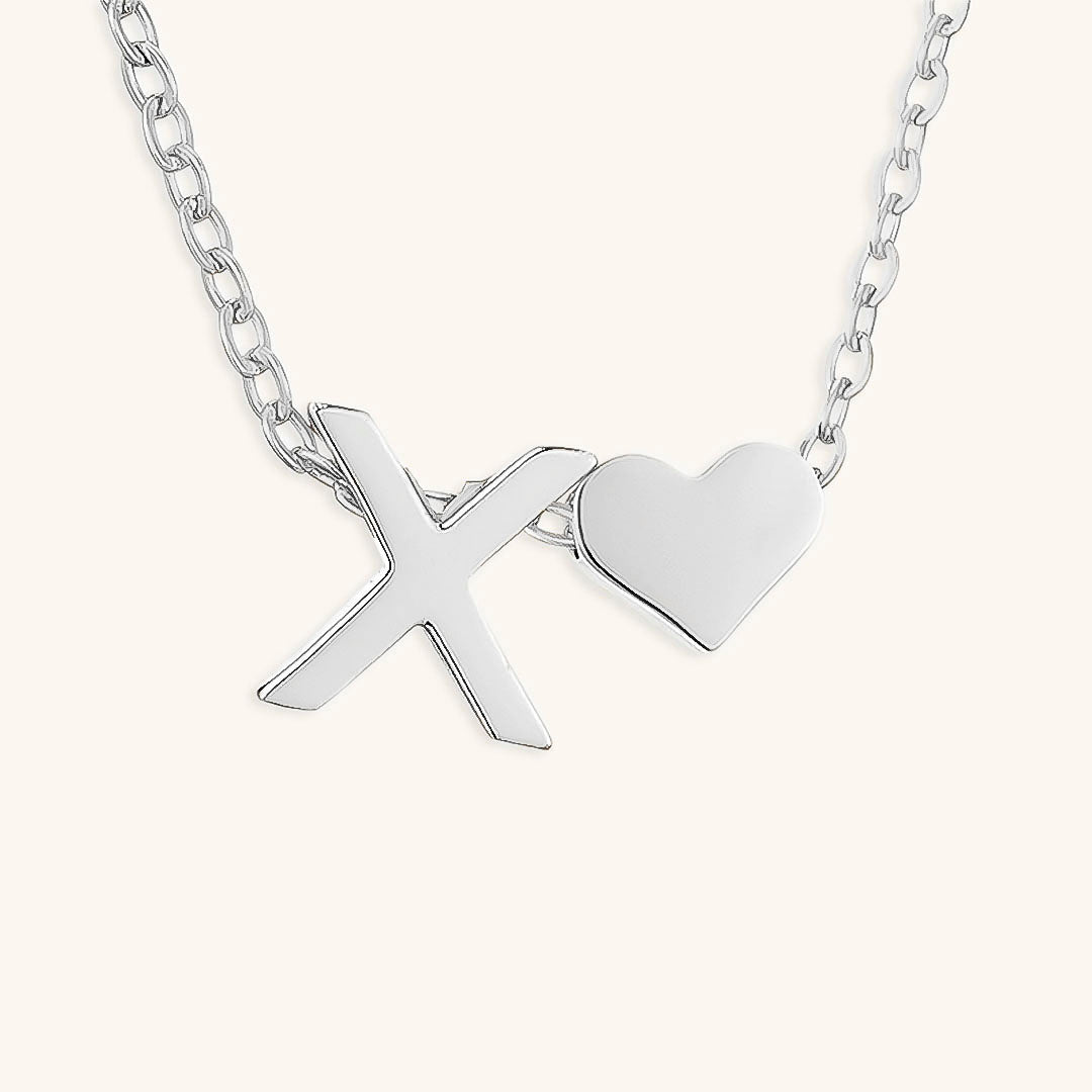 Collier Mallory - Lettre initiale « Amour » — apporte une touche de charme moderne à votre espace.