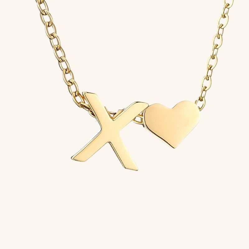 Collier Mallory - Lettre initiale « Amour » — apporte une touche de charme moderne à votre espace.
