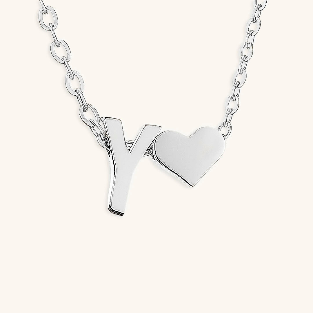 Collier Mallory - Lettre initiale « Amour » — apporte une touche de charme moderne à votre espace.