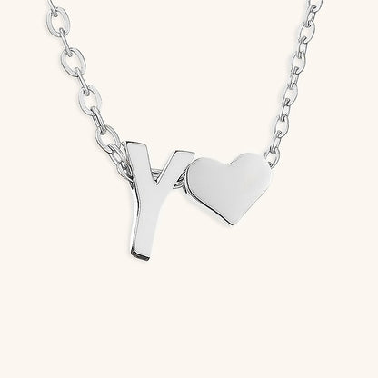 Collier Mallory - Lettre initiale « Amour » — apporte une touche de charme moderne à votre espace.