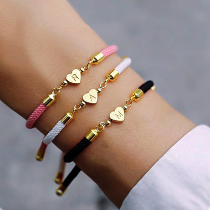 Nora - Bracelets ajustables en forme de cœur avec initiale rose — fabriqués avec soin et souci du détail.