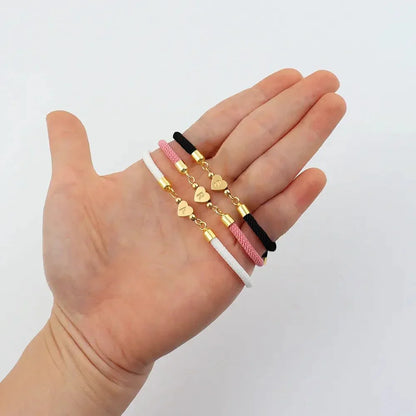 Nora - Bracelets ajustables en forme de cœur avec initiale rose — fabriqués avec soin et souci du détail.