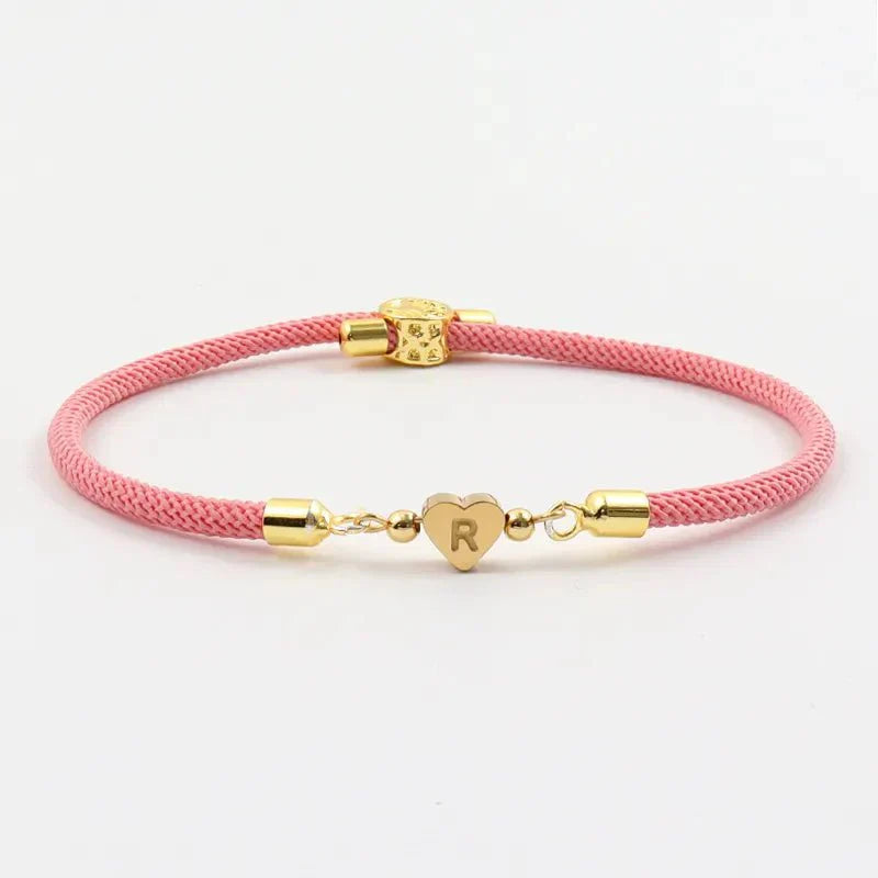 Nora - Bracelets ajustables en forme de cœur avec initiale rose — fabriqués avec soin et souci du détail.