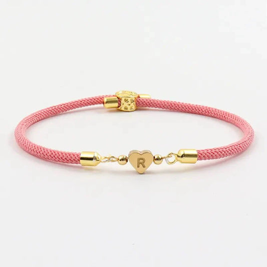 Nora - Bracelets ajustables en forme de cœur avec initiale rose — fabriqués avec soin et souci du détail.