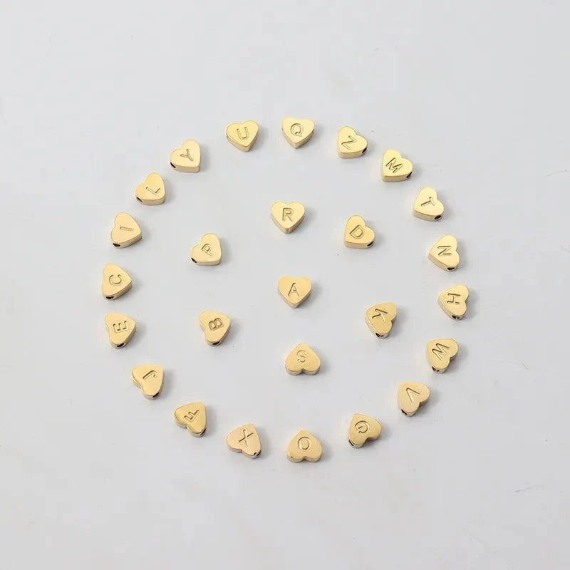 Nora - Bracelets ajustables en forme de cœur avec initiale rose — fabriqués avec soin et souci du détail.