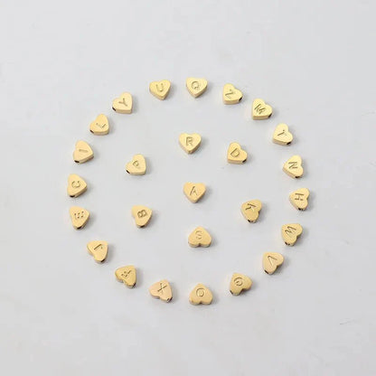 Nora - Bracelets ajustables en forme de cœur avec initiale rose — fabriqués avec soin et souci du détail.