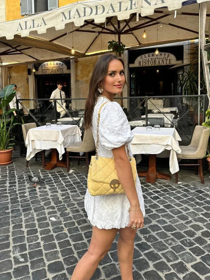 Dames Mini-Kleid mit kurzen Puffärmeln et strukturiertem Detail