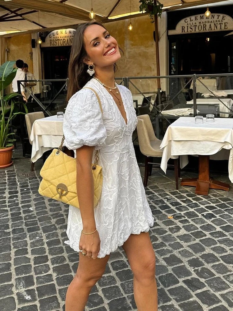 Dames Mini-Kleid mit kurzen Puffärmeln et strukturiertem Detail