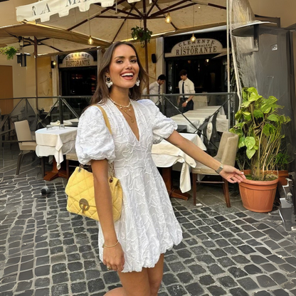 Dames Mini-Kleid mit kurzen Puffärmeln et strukturiertem Detail