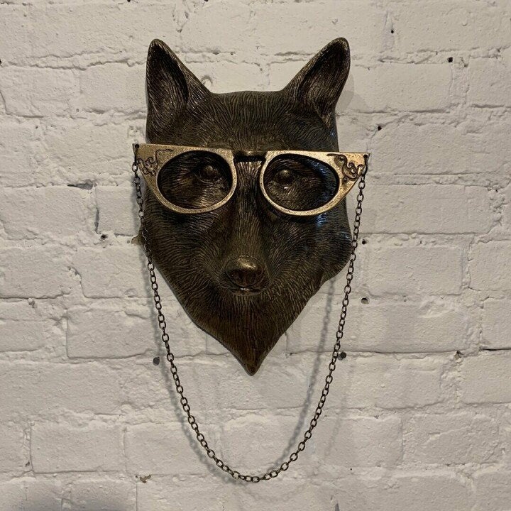 Décoration murale rustique représentant une tête de cerf avec des bois texturés pour la maison