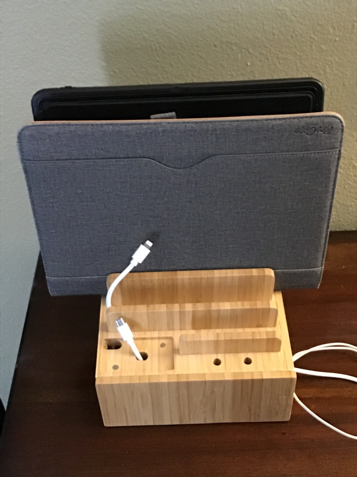 Tekavo ChargeDock Lade Station aus Bambus | 5-Port USB & Organizer | Für Smartphone, Tablet & Smartwatch | Inklusive Kabelset