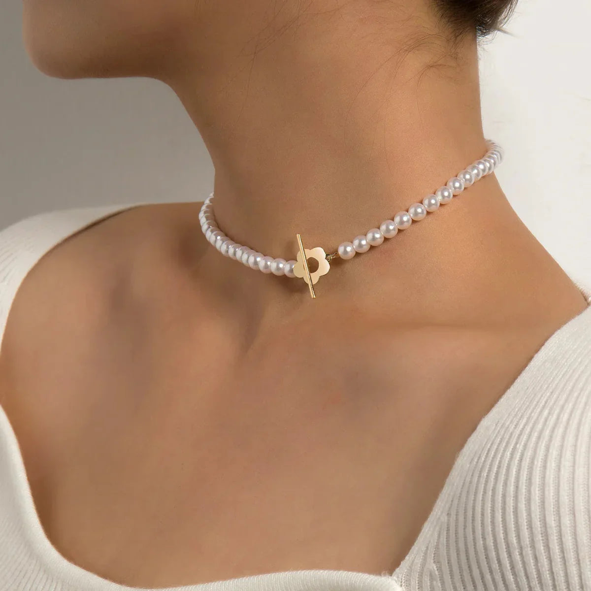 Elora - Choker-Halskette mit Blumenverschluss, Weiß — mit Sorgfalt und Liebe zum Detail gefertigt.