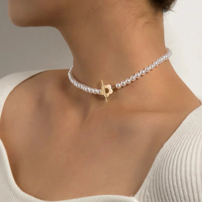 Elora - Choker-Halskette mit Blumenverschluss, Weiß — mit Sorgfalt und Liebe zum Detail gefertigt.