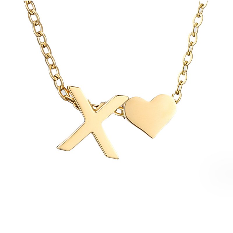Collier Niamh - Love &amp; Letter Initial — apporte une touche de charme moderne à votre espace.
