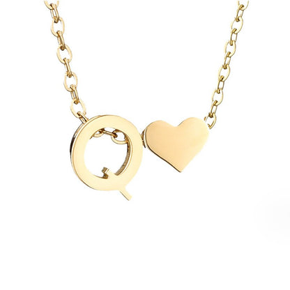 Collier Niamh - Love &amp; Letter Initial — apporte une touche de charme moderne à votre espace.
