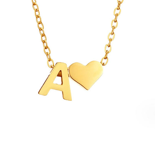 Collier Niamh - Love &amp; Letter Initial — apporte une touche de charme moderne à votre espace.