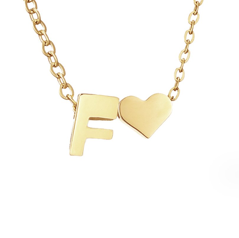 Collier Niamh - Love &amp; Letter Initial — apporte une touche de charme moderne à votre espace.