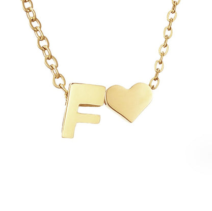 Collier Niamh - Love &amp; Letter Initial — apporte une touche de charme moderne à votre espace.