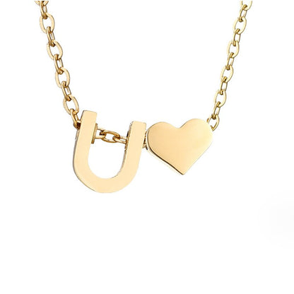 Collier Niamh - Love &amp; Letter Initial — apporte une touche de charme moderne à votre espace.