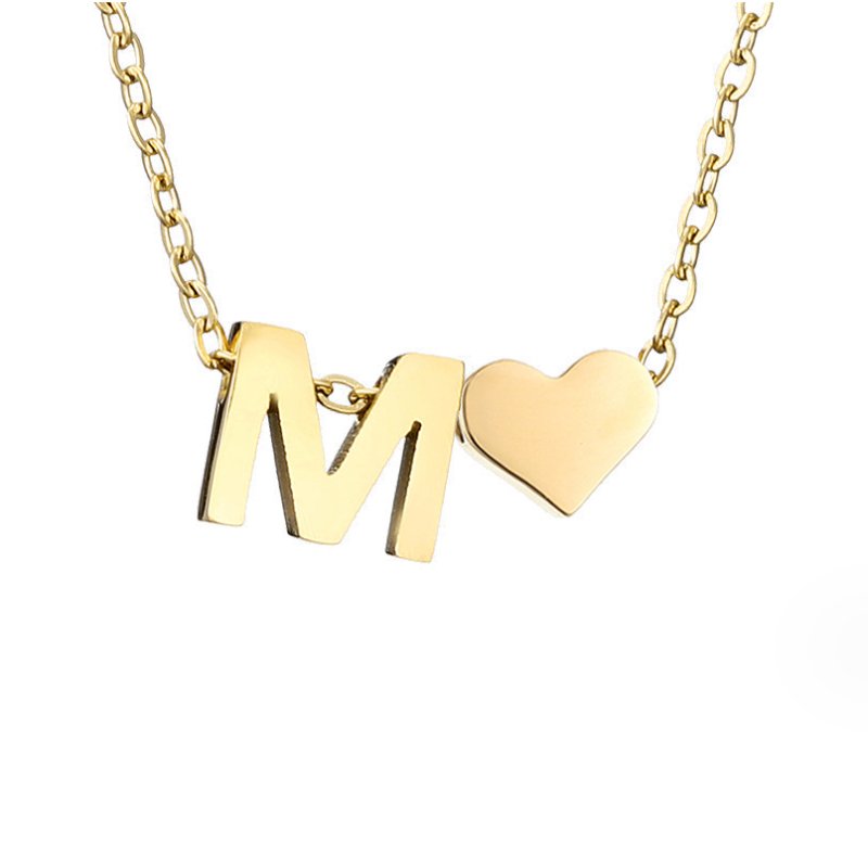 Collier Niamh - Love &amp; Letter Initial — apporte une touche de charme moderne à votre espace.