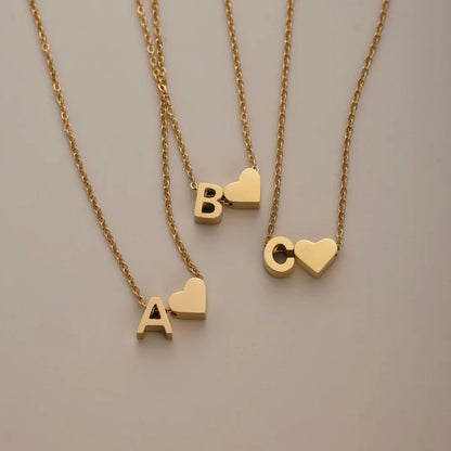 Collier Niamh - Love &amp; Letter Initial — apporte une touche de charme moderne à votre espace.