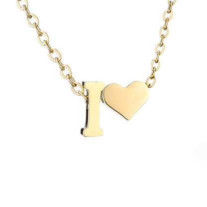 Collier Niamh - Love &amp; Letter Initial — apporte une touche de charme moderne à votre espace.