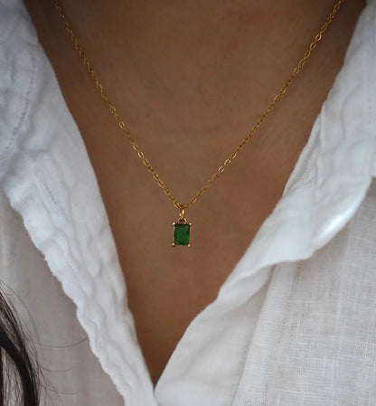 Collier Maddie - Émeraude Verte — parfait pour celles qui privilégient le confort et le design.