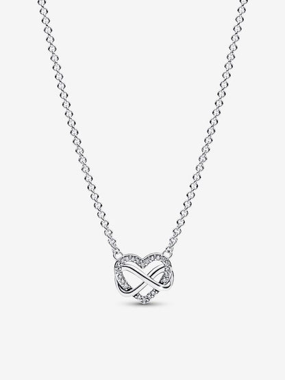 Collier Jenna - Cœur Infini Perles — apporte une touche de charme moderne à votre espace.