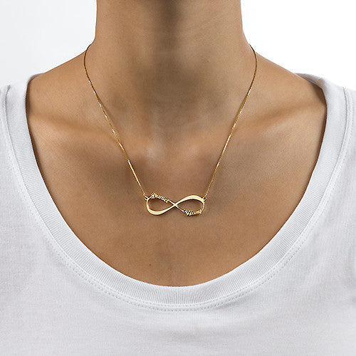Maisie - Collier prénom Infinity — apporte une touche de charme moderne à votre espace.