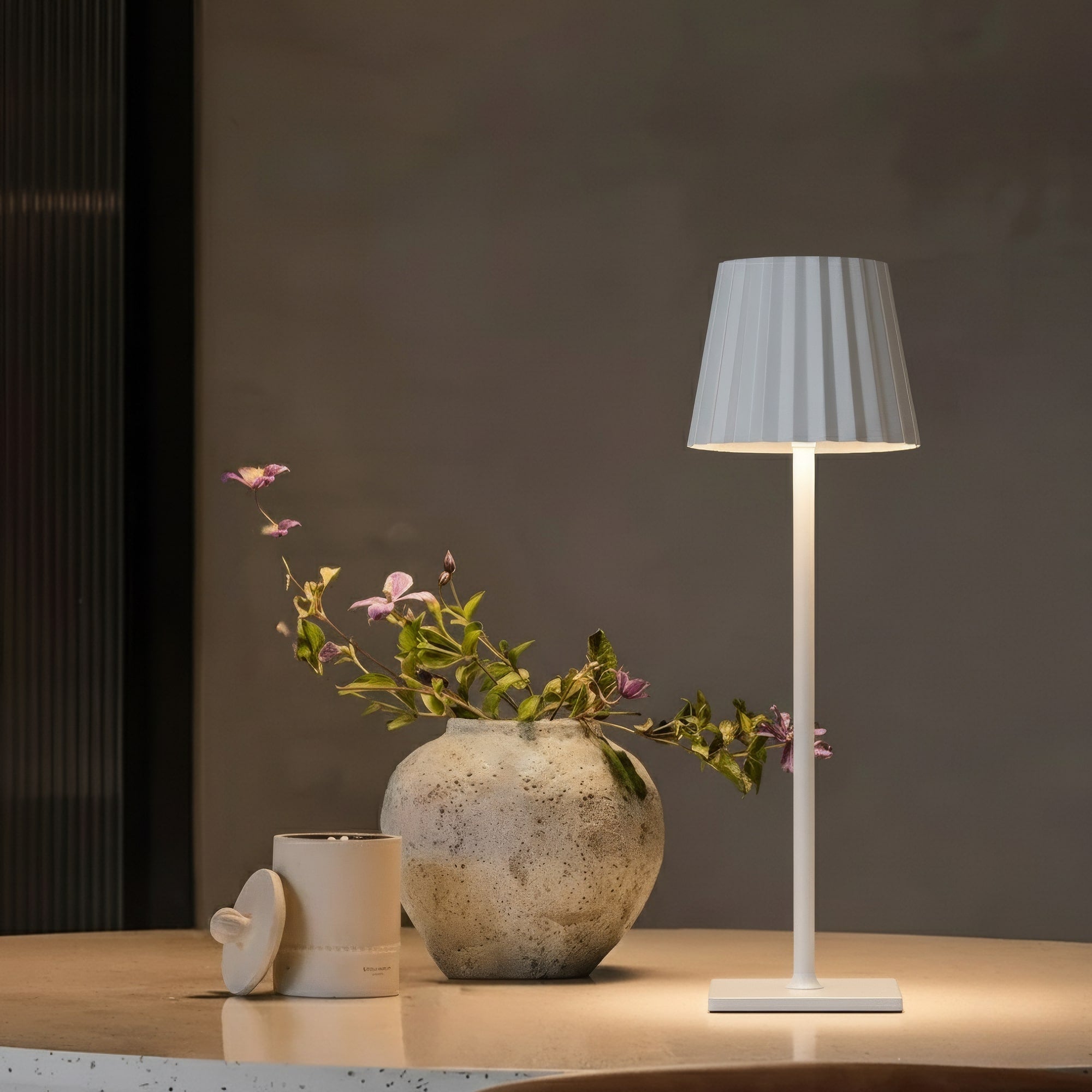 Kabellampe | Lampe für das Wohnzimmer | Moderne Tischleuchte mit Akku | VelaLume