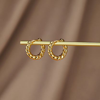 Boucles d'oreilles Madeline - Gold Twist — conçues pour inspirer votre style de vie.
