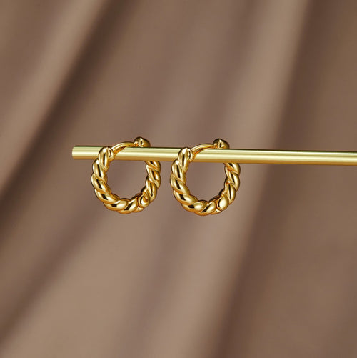 Boucles d'oreilles Madeline - Gold Twist — conçues pour inspirer votre style de vie.