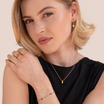 Bracelet Kara en perles et pierres — parfait pour celles qui privilégient le confort et le design.