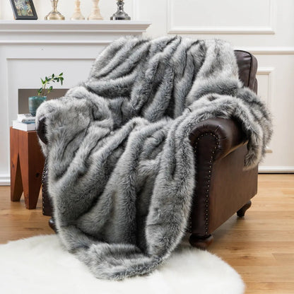 Stylish Faux Fur Weighted Blanket for Cozy Comfort and Warmth