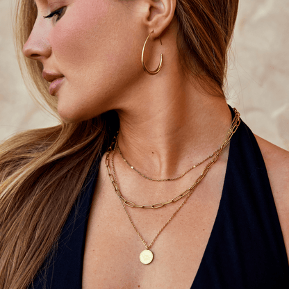 Boucles d'oreilles créoles Nica en or — fabriquées avec soin et souci du détail.