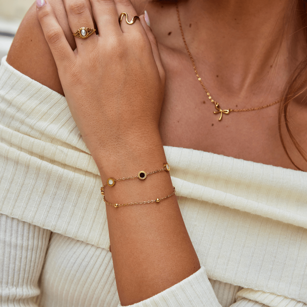 Bracelet Sophia en onyx et pierre blanche — confectionné avec soin et souci du détail.