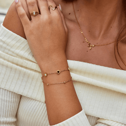 Bracelet Sophia en onyx et pierre blanche — confectionné avec soin et souci du détail.