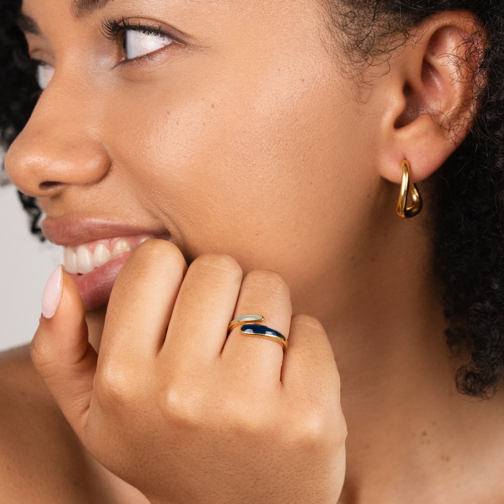 Safira - Bague enveloppante bleue — apporte une touche de charme moderne à votre espace.