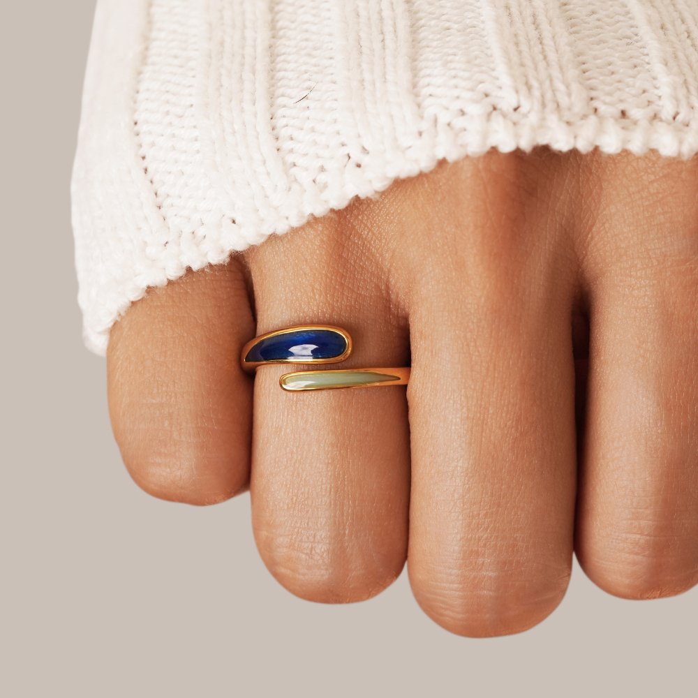 Safira - Bague enveloppante bleue — apporte une touche de charme moderne à votre espace.