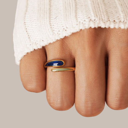 Safira - Bague enveloppante bleue — apporte une touche de charme moderne à votre espace.