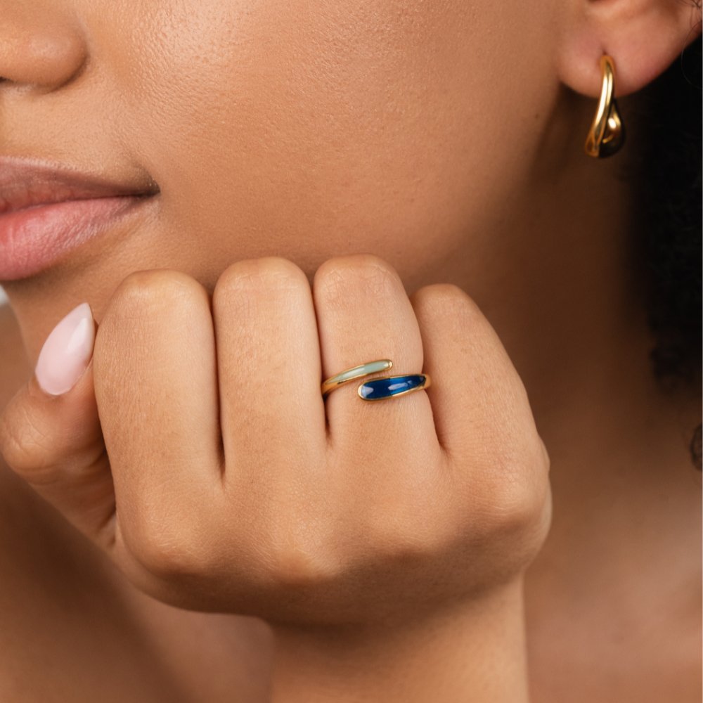Safira - Bague enveloppante bleue — apporte une touche de charme moderne à votre espace.