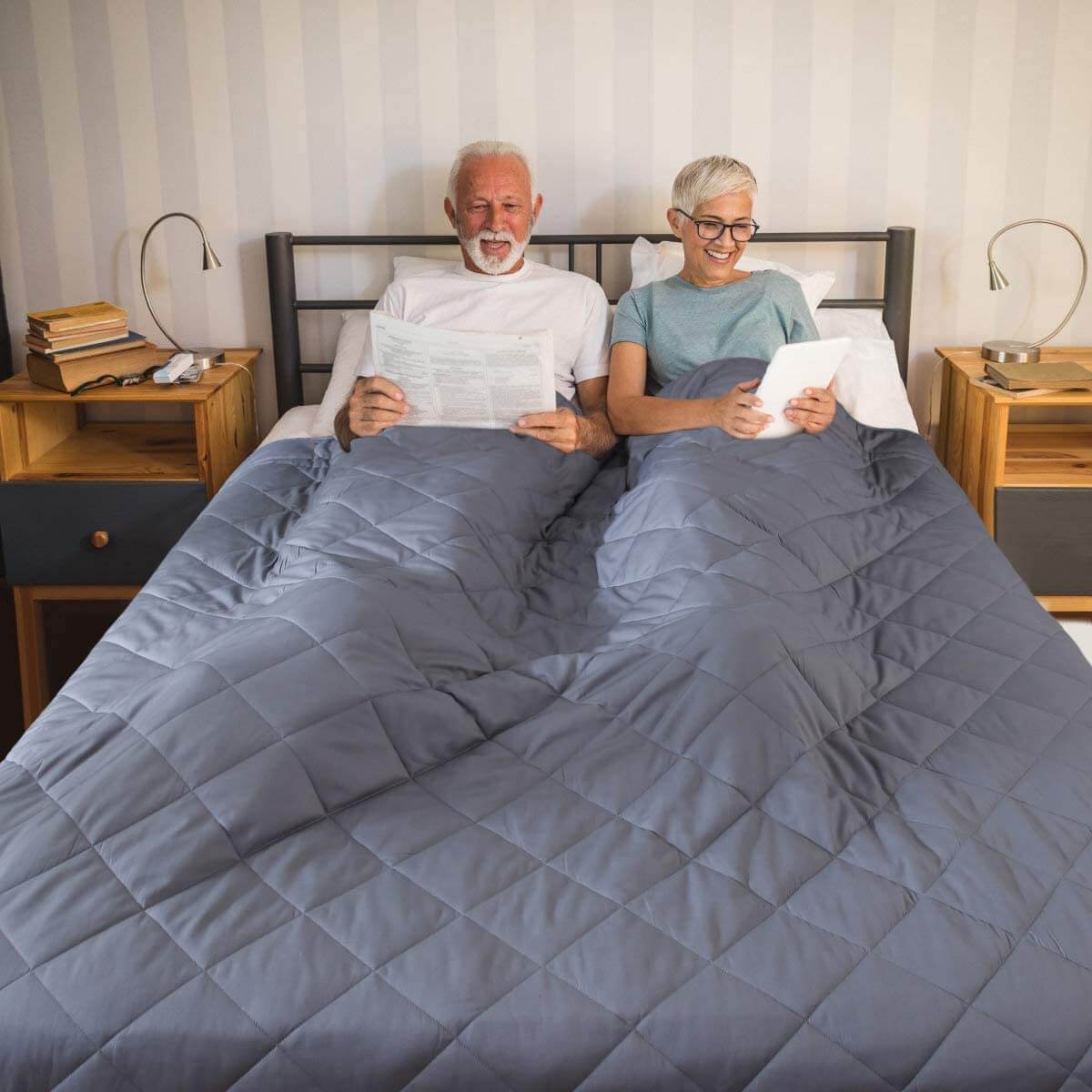 Couverture lestée gris foncé avec du coton doux et des billes de verre pour un sommeil réparateur