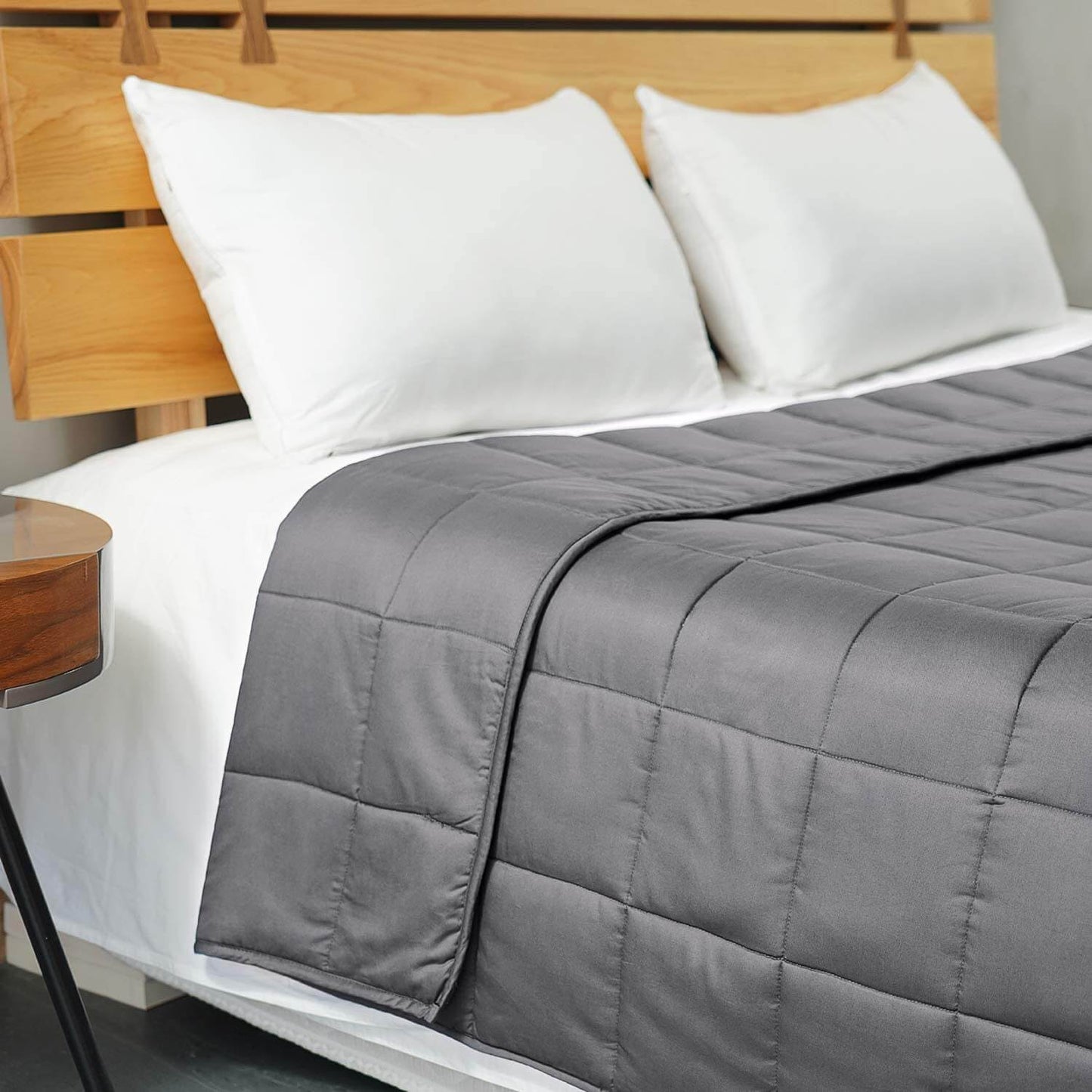 Couverture lestée gris foncé avec du coton doux et des billes de verre pour un sommeil réparateur