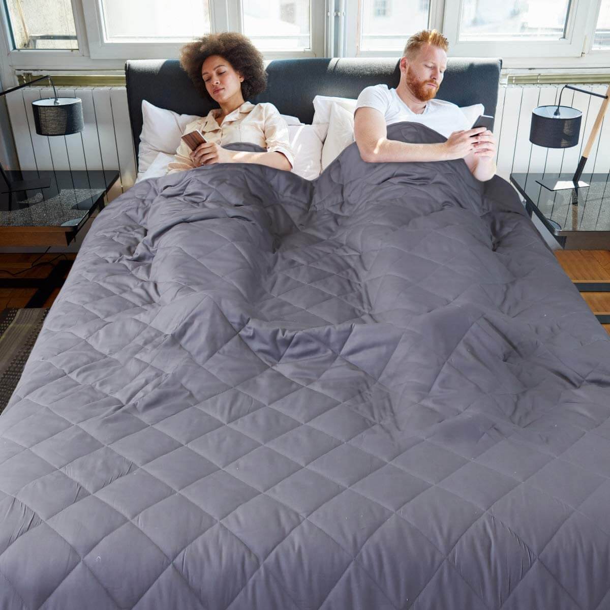 Couverture lestée gris foncé avec du coton doux et des billes de verre pour un sommeil réparateur